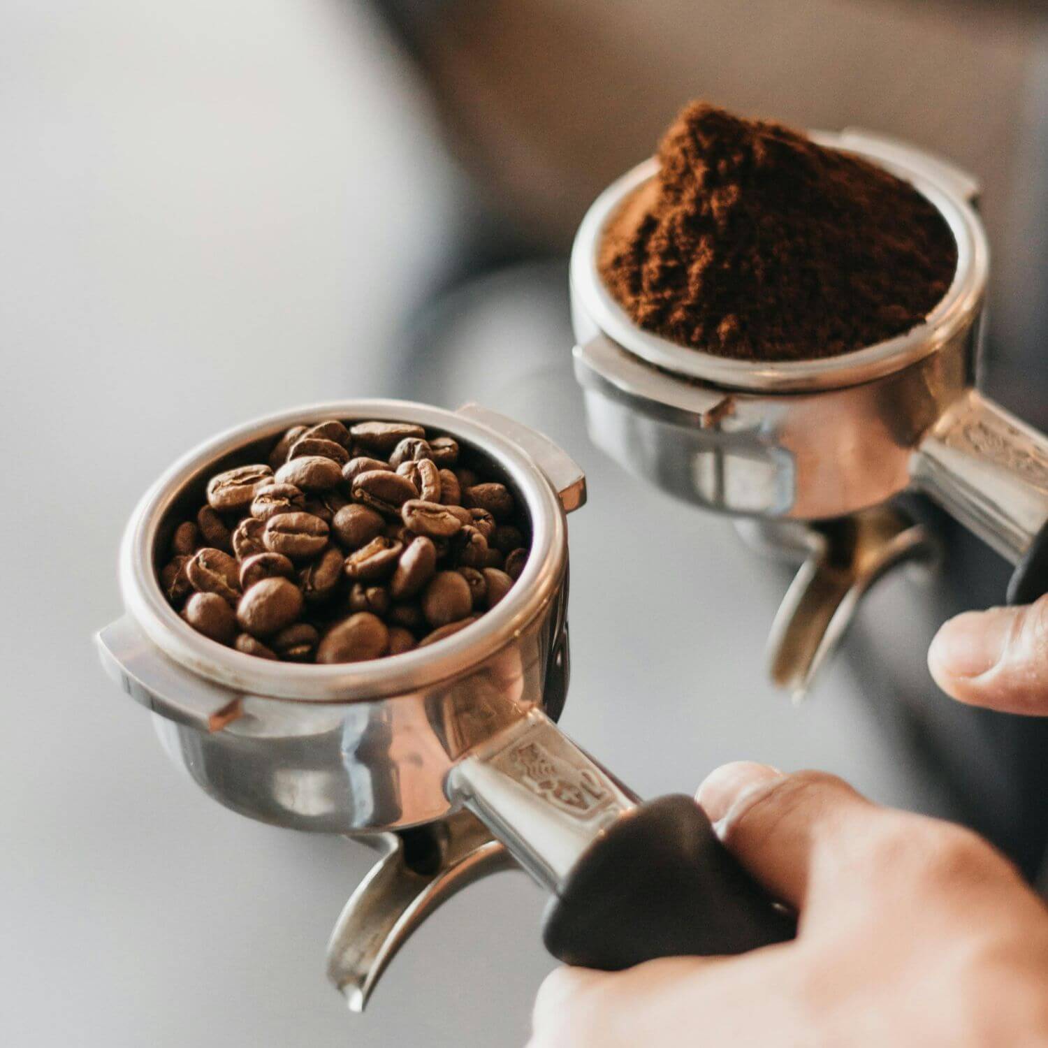 コーヒーが並ぶラック